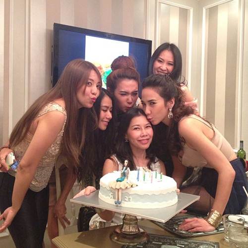 อั้ม-เมย์ สวยเป๊ะ! ร่วมฉลองเบิร์ดเดย์ เพื่อนร่วมแก๊ง