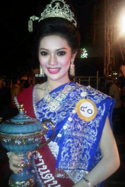 นางคือ เกศโมฬี ตัวแม่นางงามเดินสาย