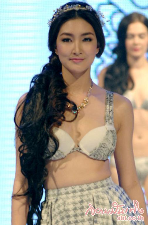 แพนเค้ก เดินแบบชุดชั้นในไทรอัมพ์