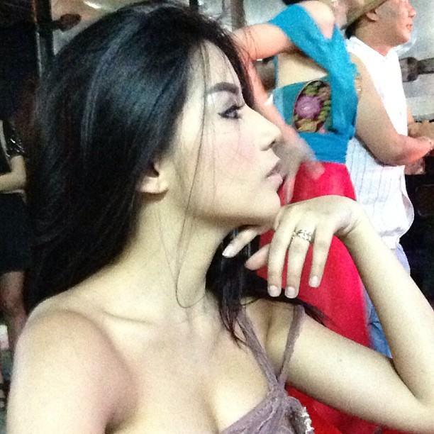 ใบเตย อาร์สยาม โชว์แหวนนิ้วนางข้างซ้าย สงสัย ดีเจแมน ซื้อให้