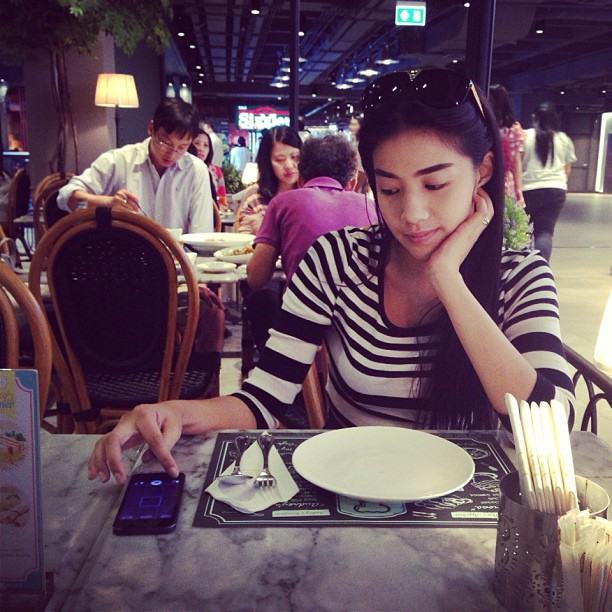 ใบเตย อาร์สยาม โชว์แหวนนิ้วนางข้างซ้าย สงสัย ดีเจแมน ซื้อให้