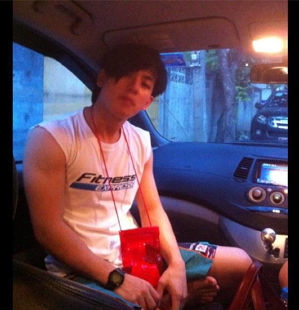 เป็นเรื่อง! เอิร์ธ ธวัช Suckseed โพสต์ภาพปืนขู่พวกจ้องแย่งแฟน