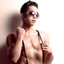 นายแบบตี๋โชว์หุ่น