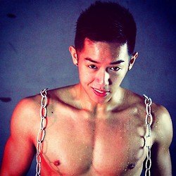 นายแบบตี๋โชว์หุ่น