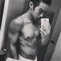 นายแบบตี๋โชว์หุ่น