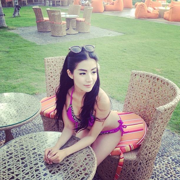 ใบเตย อาร์สยาม สวมบิกินี่ โชว์เซ็กซี่เล็ก ๆ เล่นน้ำริมสระ