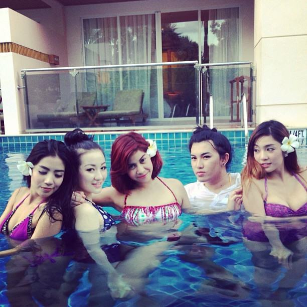 ใบเตย อาร์สยาม สวมบิกินี่ โชว์เซ็กซี่เล็ก ๆ เล่นน้ำริมสระ