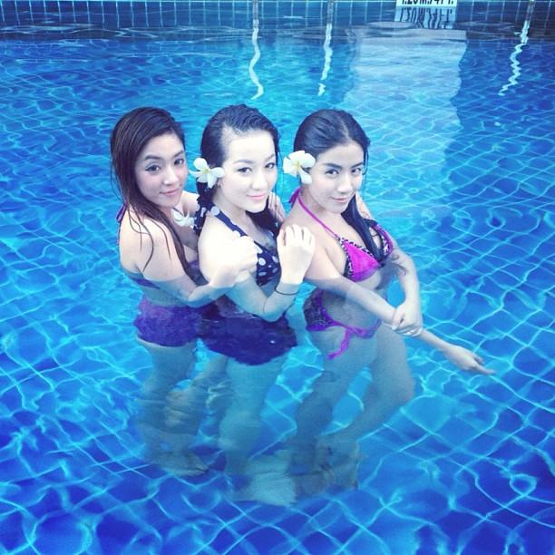 ใบเตย อาร์สยาม สวมบิกินี่ โชว์เซ็กซี่เล็ก ๆ เล่นน้ำริมสระ