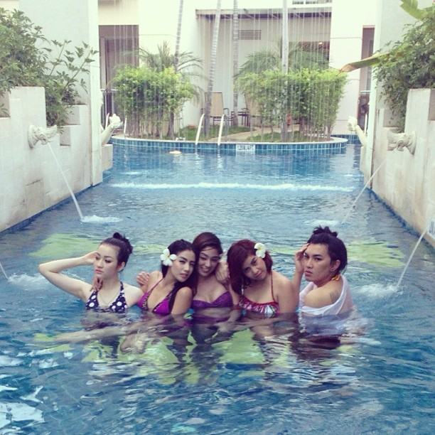 ใบเตย อาร์สยาม สวมบิกินี่ โชว์เซ็กซี่เล็ก ๆ เล่นน้ำริมสระ