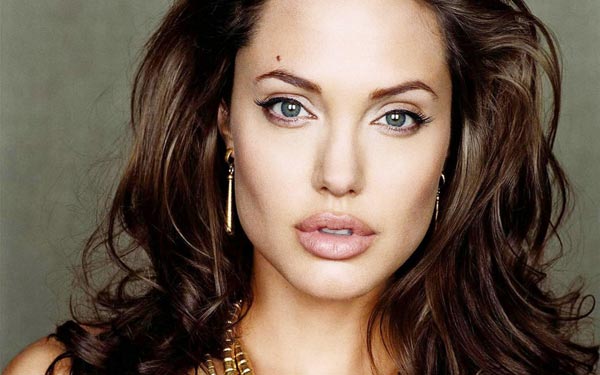 Angelina Jolie ผ่าตัดเต้านมออก 2 ข้าง หลังพบเสี่ยงมะเร็ง 87%