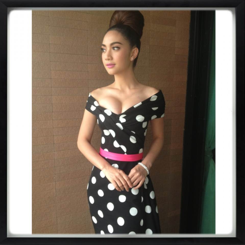 หญิง. กัญญาพัฒน์ กับ เดรสสวยๆ oat coture