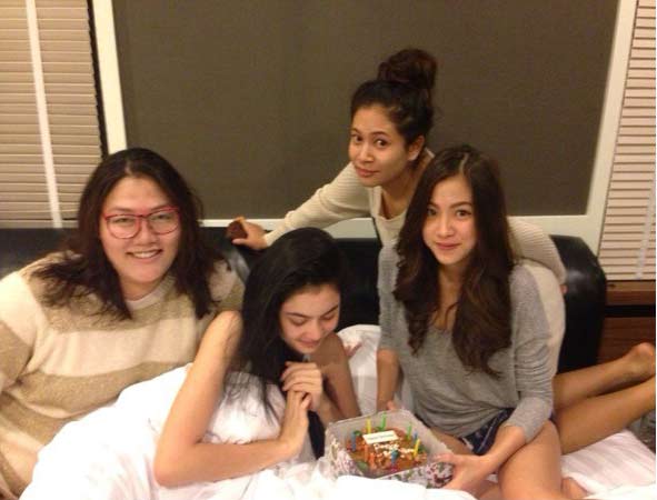 ใหม่ ดาวิกา ฉลองวันเกิดสุดอบอุ่นกับ ใบเฟิร์น และผู้จัดการ