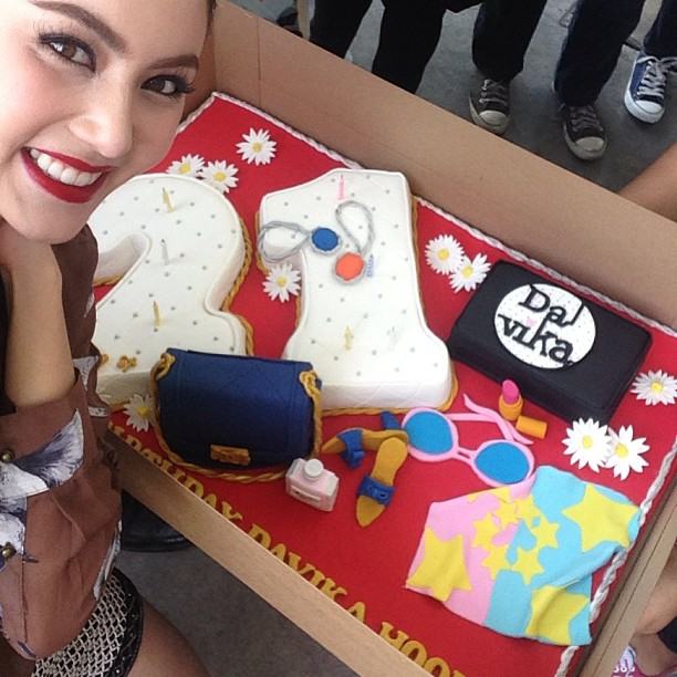 ใหม่ ดาวิกา ฉลองวันเกิดสุดอบอุ่นกับ ใบเฟิร์น และผู้จัดการ