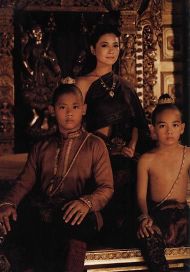 เครื่องแต่งกายจากสุริโยไทและตำนานสมเด็จพระนเรศวร