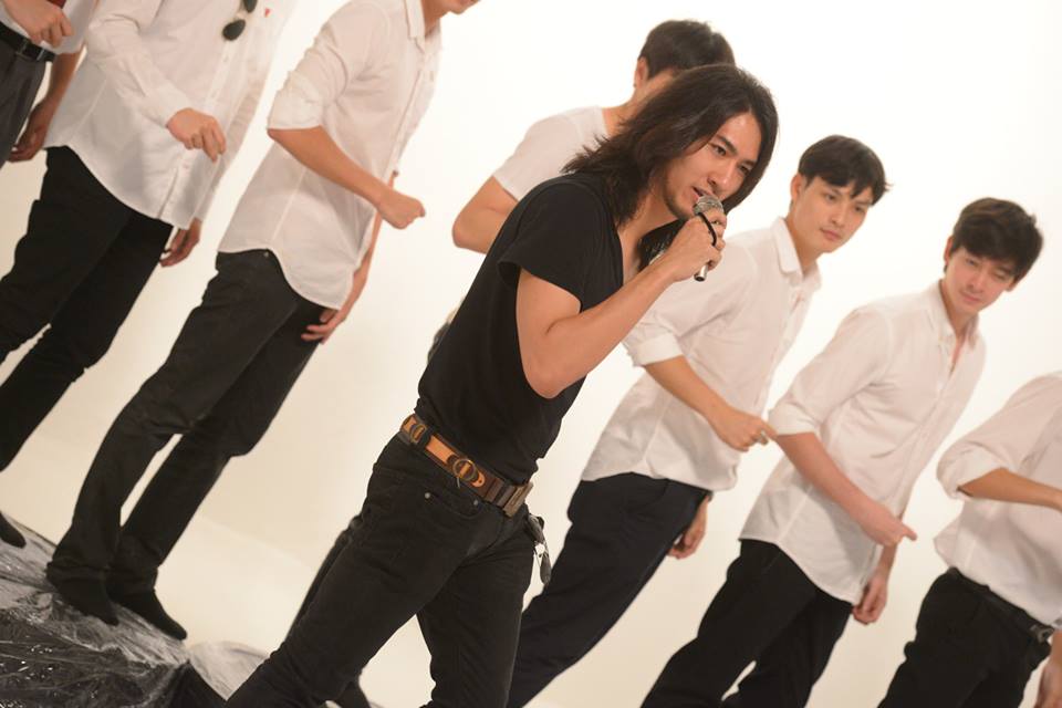 ภาพเบื้องหลัง MV.แค่อยากจะขอ.....xoxo (จีน-กษิดิศ)