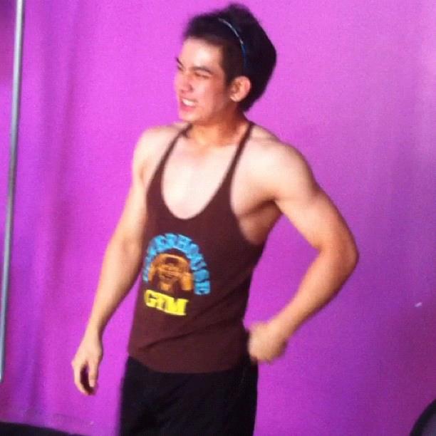 แชร์ว่อน อ้าง เอิร์ธ Suck Seed โพสต์ภาพปืนขู่ห้ามยุงกับแฟน!!
