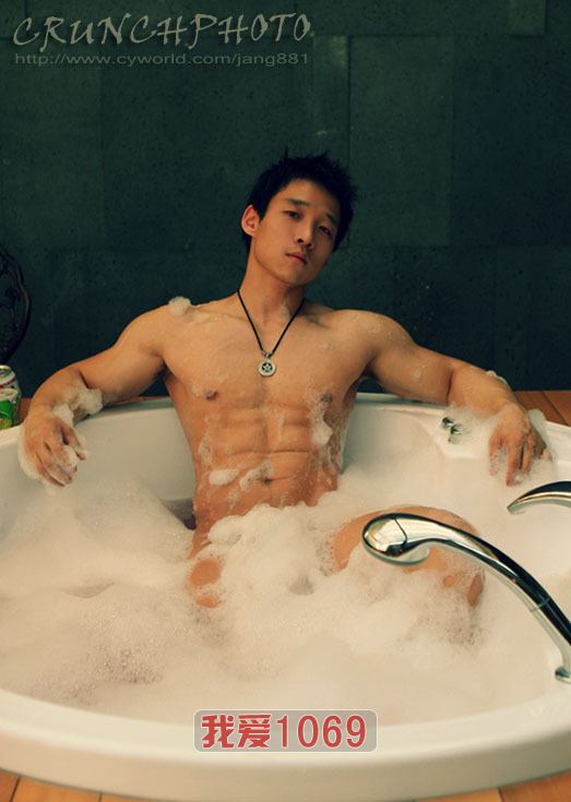 หนุ่มตี๋หล่อล่ำ สุดเซ็กซี่น่ามีอะไรด้วย