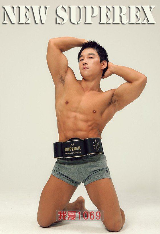 หนุ่มตี๋หล่อล่ำ สุดเซ็กซี่น่ามีอะไรด้วย