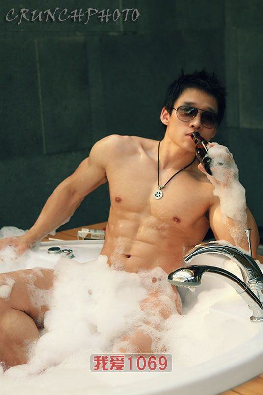 หนุ่มตี๋หล่อล่ำ สุดเซ็กซี่น่ามีอะไรด้วย