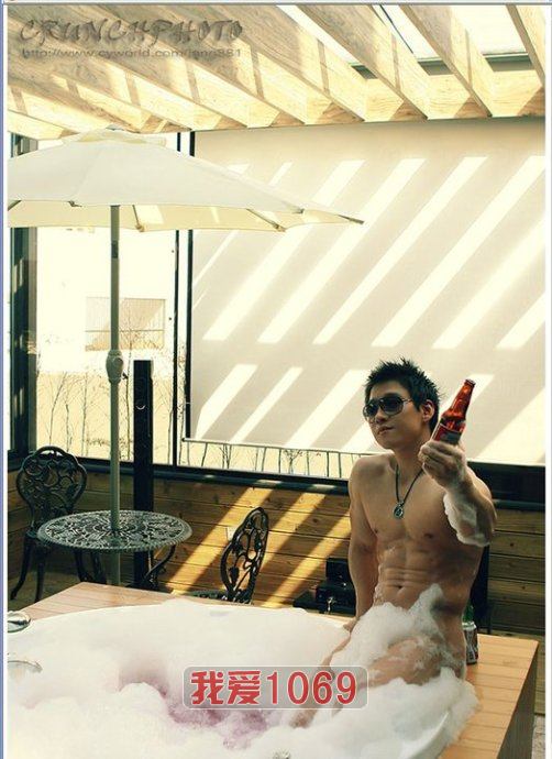 หนุ่มตี๋หล่อล่ำ สุดเซ็กซี่น่ามีอะไรด้วย