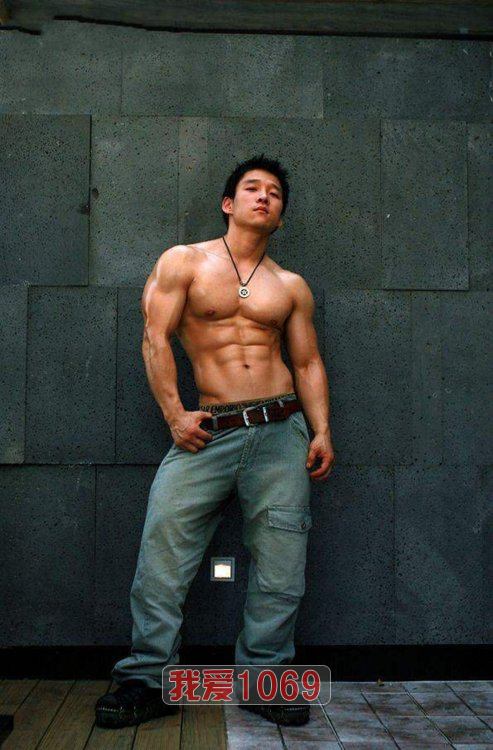 หนุ่มตี๋หล่อล่ำ สุดเซ็กซี่น่ามีอะไรด้วย