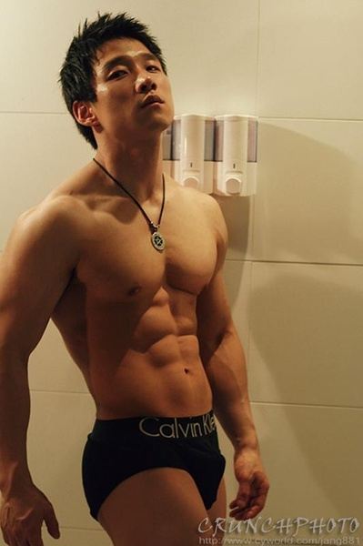 หนุ่มตี๋หล่อล่ำ สุดเซ็กซี่น่ามีอะไรด้วย