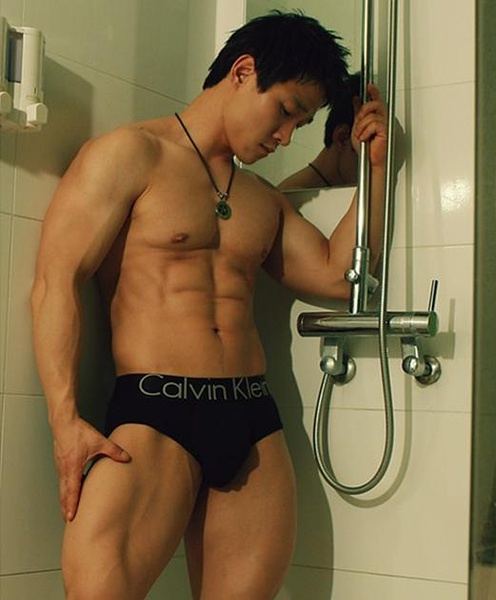 หนุ่มตี๋หล่อล่ำ สุดเซ็กซี่น่ามีอะไรด้วย