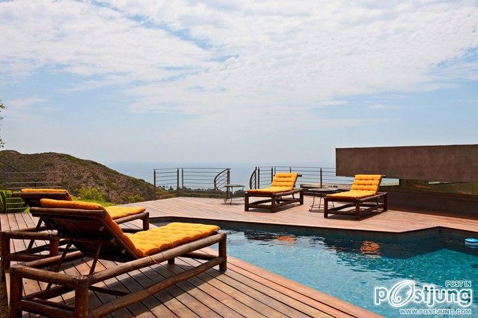 Bridge House in Malibu by Sorensen Architects