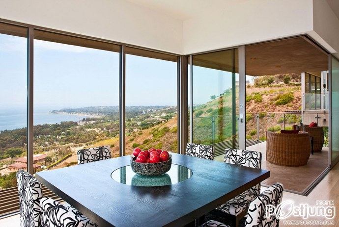Bridge House in Malibu by Sorensen Architects