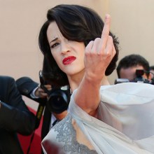 Asia Argento ชูนิ้วกลาง ใส่ช่างภาพ หนังเมืองคานส์