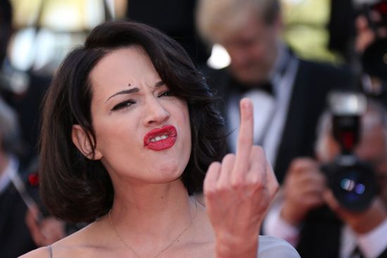 Asia Argento ชูนิ้วกลาง ใส่ช่างภาพ หนังเมืองคานส์