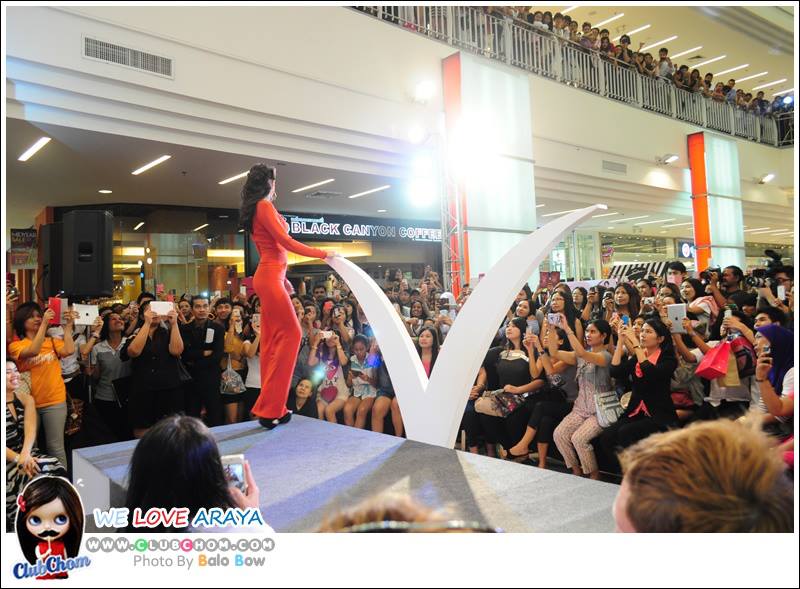 @The Mall Bangkapi " ชมพู่ อารยา " Event ชุดชั้นใน Modern V by Sabina