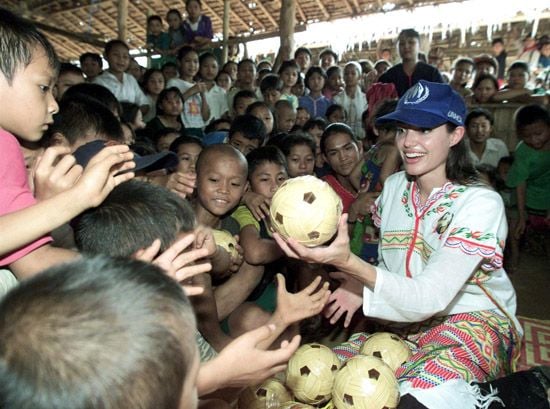 สื่อไทย ยกให้ แพนเค้ก  เป็น Angelina jolie of thailand นางเอกใจบุญ