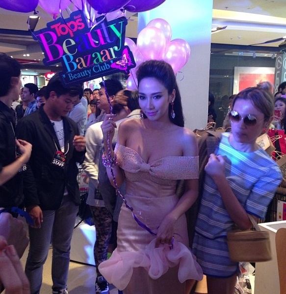 อั้ม พัชราภา@ Tops Beauty Bazaar 2013!!