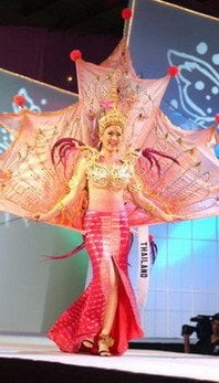 โชว์ชุดประจำชาติบนเวที Miss Universe 2003