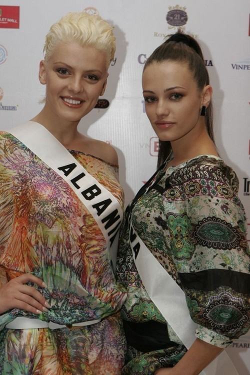 ถ่ายรูปคู่กับ Miss Albania