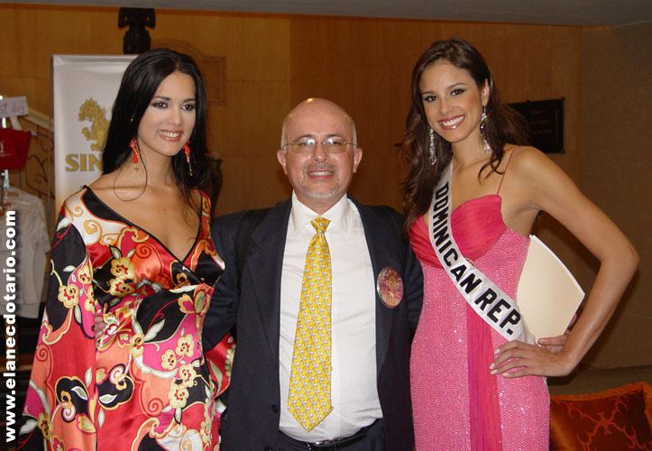 เก็บตัวที่ประเทศไทย(ถ่ายภาพคู่กับ Miss Venezuela)