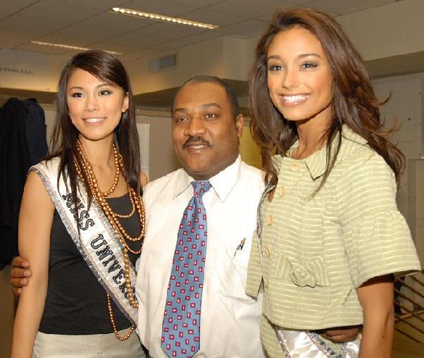 ถ่ายภาพคู่กับ Miss Universe 2007