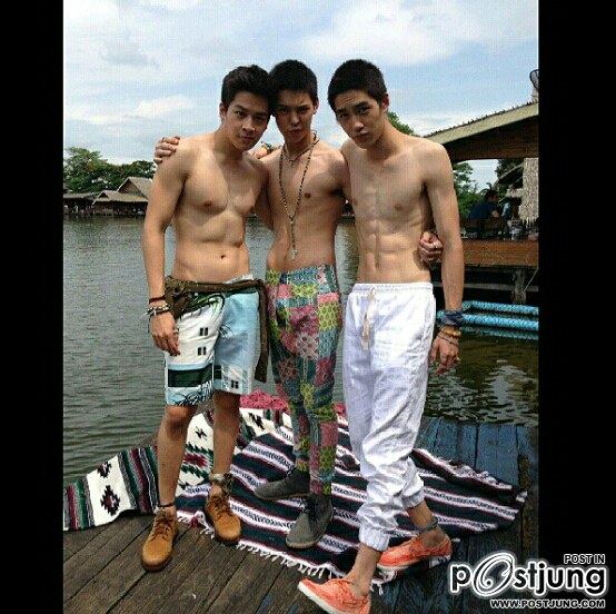 อร้าย.!!!!! . . . . .  พระเอก Hormones The Series หล่อ แซ่บ เวอร์ ในเบื้องหลัง หนังสือ สุดสัปดาห์