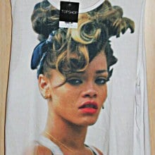 Rihanna ฟ้อง Topshop 5 ล้านดอลลาร์ ฐานนำรูปไปสกรีนลายเสื้อ