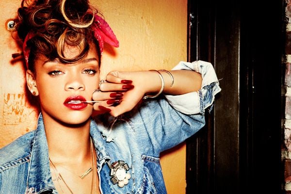 Rihanna ฟ้อง Topshop 5 ล้านดอลลาร์ ฐานนำรูปไปสกรีนลายเสื้อ