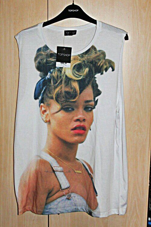 Rihanna ฟ้อง Topshop 5 ล้านดอลลาร์ ฐานนำรูปไปสกรีนลายเสื้อ