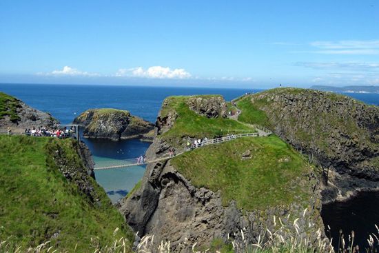 5. สะพานเชือก คาร์ริกอะเรด (Carrick-a-rede Rope Bridge)