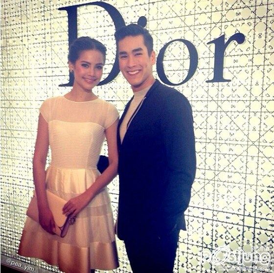 มาแล้ว ภาพ ณเดช กับ ญาญ่า ฟินมากๆ น่ารักมากๆ ในงาน Dior At Siam Paragon (งานนี้มีโอบกอด)