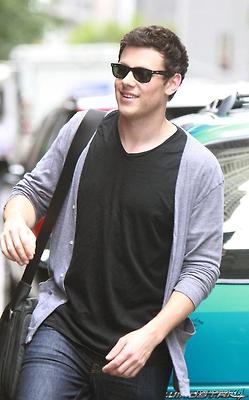 Cory Monteith หรือฟินน์แห่ง Gleeเสียชีวิตแล้ว T^T