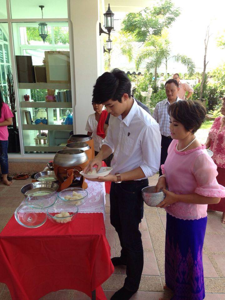 ตูมตาม   กตัญญูซื้อบ้านใหม่สุดหรูหราย่านอ่อนนุช ให้พ่อแม่