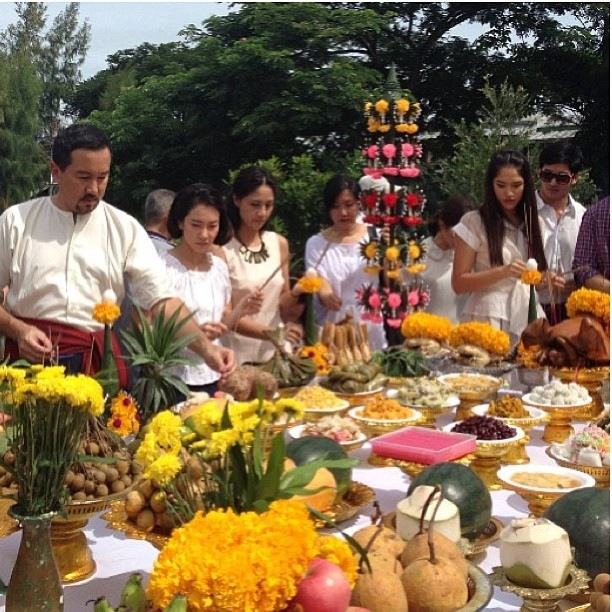 บวงสรวงละคร อีสา ป้อง-นุ่น พร้อมทีมนักแสดงร่วมคับคั่ง