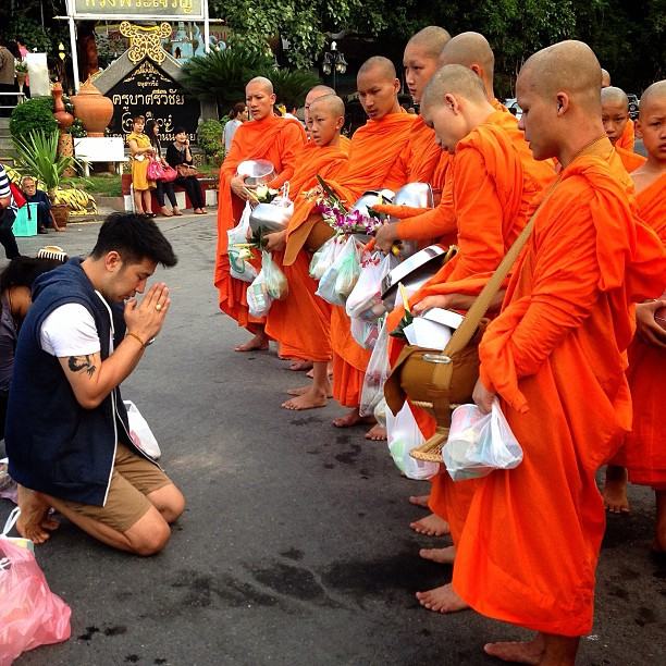 ส่องเหล่าดารา เข้าวัดทำบุญ วันอาสาฬหบูชา-วันเข้าพรรษา 2556