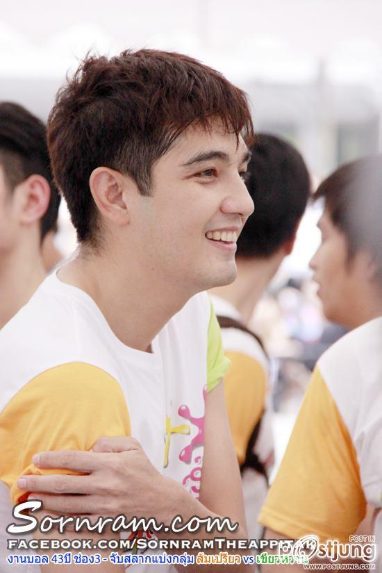 พี่หนุ่มอารมณ์ดีเน๊อะน่ารักๆ