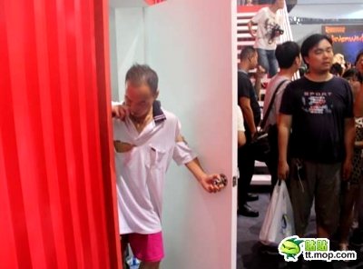 พริตตี้จีนฉุนจัด กระชากเสื้อหนุ่มหื่น ตามถ่ายรูปถึงห้องแต่งตัว